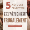 Un planificateur de budget sur une table en bois avec une tasse de thé.