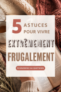 Un planificateur de budget sur une table en bois avec une tasse de thé.