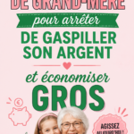 Un carnet avec des conseils frugaux pour économiser de l'argent, sur une table en bois.