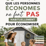 Une femme souriante examinant une liste de dépenses pour économiser