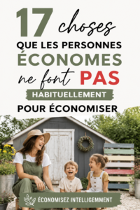 Une femme souriante examinant une liste de dépenses pour économiser