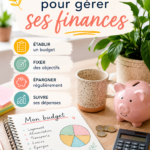 Femme souriante examinant ses finances avec un ordinateur et un carnet.
