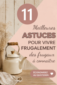 Une femme souriante réfléchissant à des astuces de vie frugale en prenant des notes.