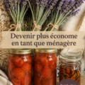 Femme en train de gérer son budget à la maison avec des notes et un ordinateur.