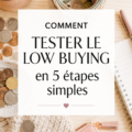 Une femme souriante dans un magasin, réfléchissant à ses achats et pratiquant le low buying.