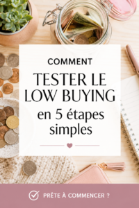 Une femme souriante dans un magasin, réfléchissant à ses achats et pratiquant le low buying.