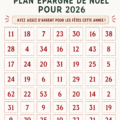 Une femme souriante regardant une liste d'épargne pour Noël avec décorations festives en arrière-plan.