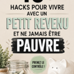 Femme souriante tenant un budget avec des papiers et des pièces