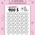 Femme souriante consultant un plan d'épargne de 900 euros dans un carnet.