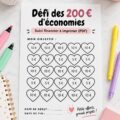 Une femme souriante montre un plan d'épargne sur une table, représentant l'engagement dans un défi d'épargne.