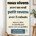 Une mère et ses trois enfants ensemble, souriant et gérant leur budget familial.