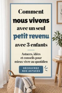 Une mère et ses trois enfants ensemble, souriant et gérant leur budget familial.