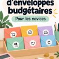 Un ensemble d'enveloppes budgétaires colorées sur un bureau, symbolisant la gestion financière.