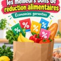 Femme heureuse tenant des coupons pour des courses économisées.