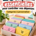 Image d'une série d'enveloppes budgétaires colorées organisées sur une table.