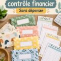 Femme utilisant des enveloppes budgétaires pour gérer ses finances.